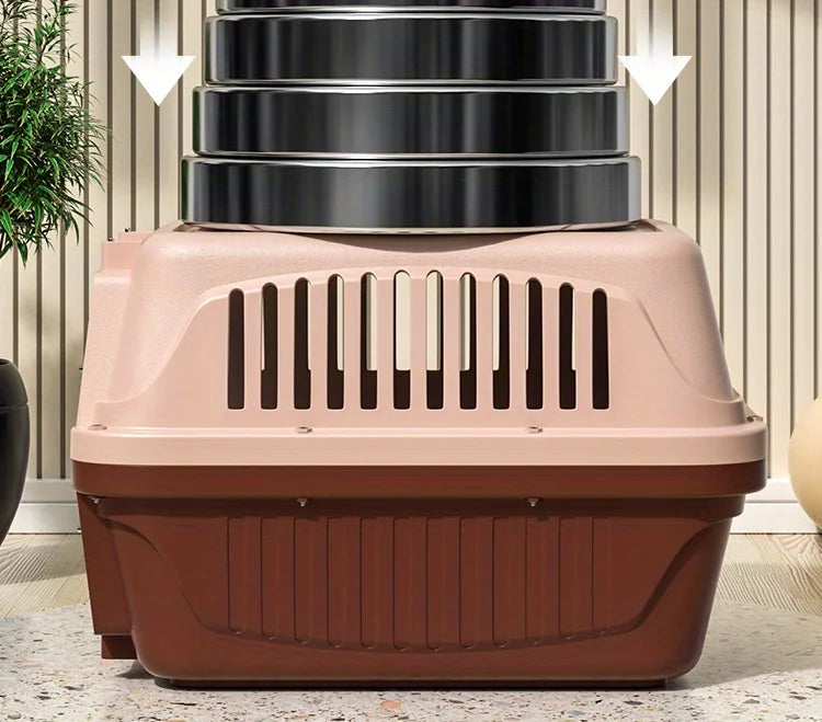 Test de résistance d'une caisse de transport rigide bicolore beige et marron supportant une pile de poids métalliques lourds pour démontrer sa robustesse structurelle et sa sécurité.