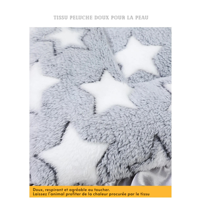 Zoom sur le tissu peluche d'un tapis chat gris à étoiles blanches, certifié doux pour la peau et respirant. L'image détaille la fibre de haute qualité de ce coussin à chat lisse et chaud. Coussin pour chat hypoallergénique offrant un confort thermique optimal pour l'hiver. Qualité Les Trésors d'Owka.