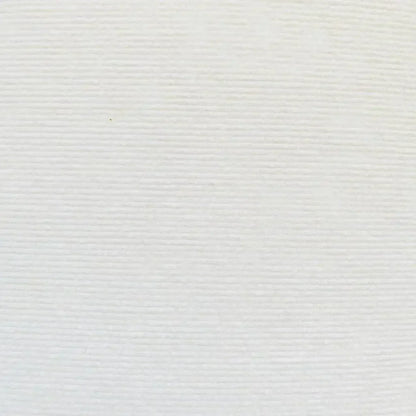 Gros plan détaillé sur la fibre haute densité d'un tapis griffoir chat coloris blanc profond. L'image met en avant le tissage horizontal serré et la résistance extrême de ce tapis griffoir pour chat conçu pour protéger durablement vos canapés, murs et meubles. Ce tapis griffoir a chat offre une zone de griffade robuste et élégante qui s'intègre parfaitement aux décorations d'intérieur modernes et sombres. La qualité de ce matériau professionnel assure une durabilité maximale contre l'effilochage tout 