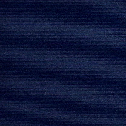 Gros plan détaillé sur la fibre haute densité d'un tapis griffoir chat coloris bleu marine profond. L'image met en avant le tissage horizontal serré et la résistance extrême de ce tapis griffoir pour chat conçu pour protéger durablement vos canapés, murs et meubles. Ce tapis griffoir a chat offre une zone de griffade robuste et élégante qui s'intègre parfaitement aux décorations d'intérieur modernes et sombres. La qualité de ce matériau professionnel assure une durabilité maximale contre l'effilochage tout 