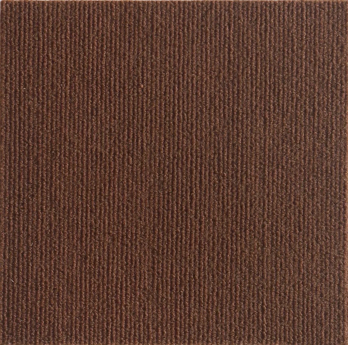 Gros plan détaillé sur la fibre haute densité d'un tapis griffoir chat coloris marron profond. L'image met en avant le tissage horizontal serré et la résistance extrême de ce tapis griffoir pour chat conçu pour protéger durablement vos canapés, murs et meubles. Ce tapis griffoir a chat offre une zone de griffade robuste et élégante qui s'intègre parfaitement aux décorations d'intérieur modernes et sombres. La qualité de ce matériau professionnel assure une durabilité maximale contre l'effilochage tout 