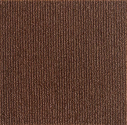 Gros plan détaillé sur la fibre haute densité d'un tapis griffoir chat coloris marron profond. L'image met en avant le tissage horizontal serré et la résistance extrême de ce tapis griffoir pour chat conçu pour protéger durablement vos canapés, murs et meubles. Ce tapis griffoir a chat offre une zone de griffade robuste et élégante qui s'intègre parfaitement aux décorations d'intérieur modernes et sombres. La qualité de ce matériau professionnel assure une durabilité maximale contre l'effilochage tout 
