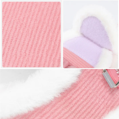 Gros plan détaillé sur les textures d'un harnais rose pour chat, montrant le tissu en velours côtelé doux, le rembourrage en peluche blanche épaisse et le système de fermeture velcro sécurisé. Cette conception ultra-moelleuse constitue le support de confort idéal pour accompagner un collier gps pour chaton, évitant toute irritation. Un accessoire de haute qualité, parfaitement adapté à l'usage d'un collier gps chat lors de promenades prolongées avec votre collier gps.