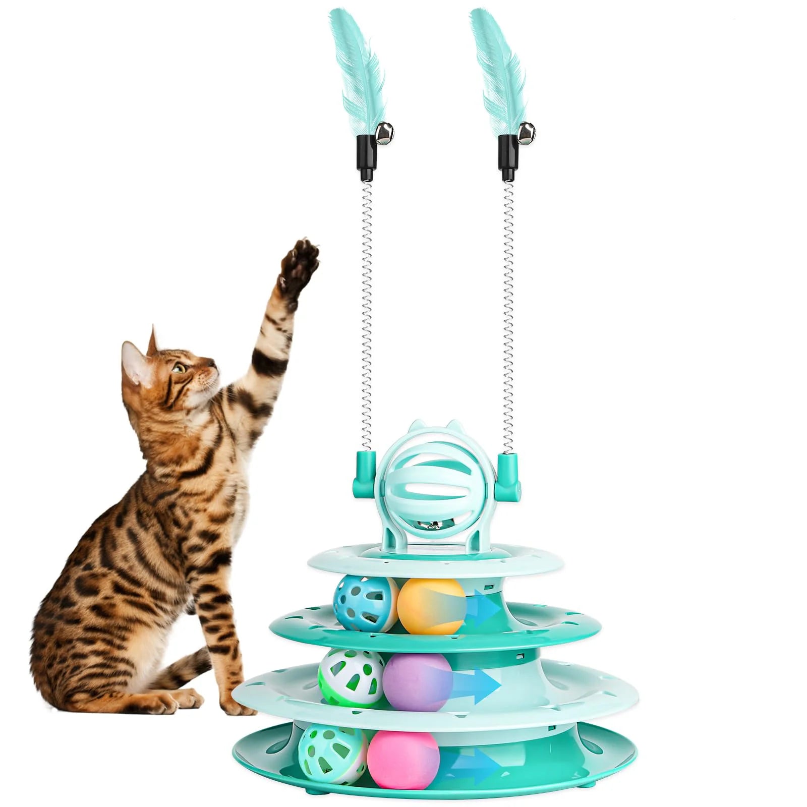 Chat Bengal jouant avec une tour interactive turquoise à 3 niveaux comprenant des balles rotatives colorées et deux ressorts avec plumes et clochettes pour stimuler l'instinct de chasse