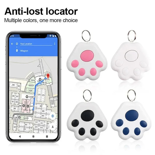 Infographie d'un localisateur anti-perte pour animaux en forme de patte, disponible en rose, blanc, noir et bleu, avec démonstration d'une application smartphone affichant une carte de localisation précise.