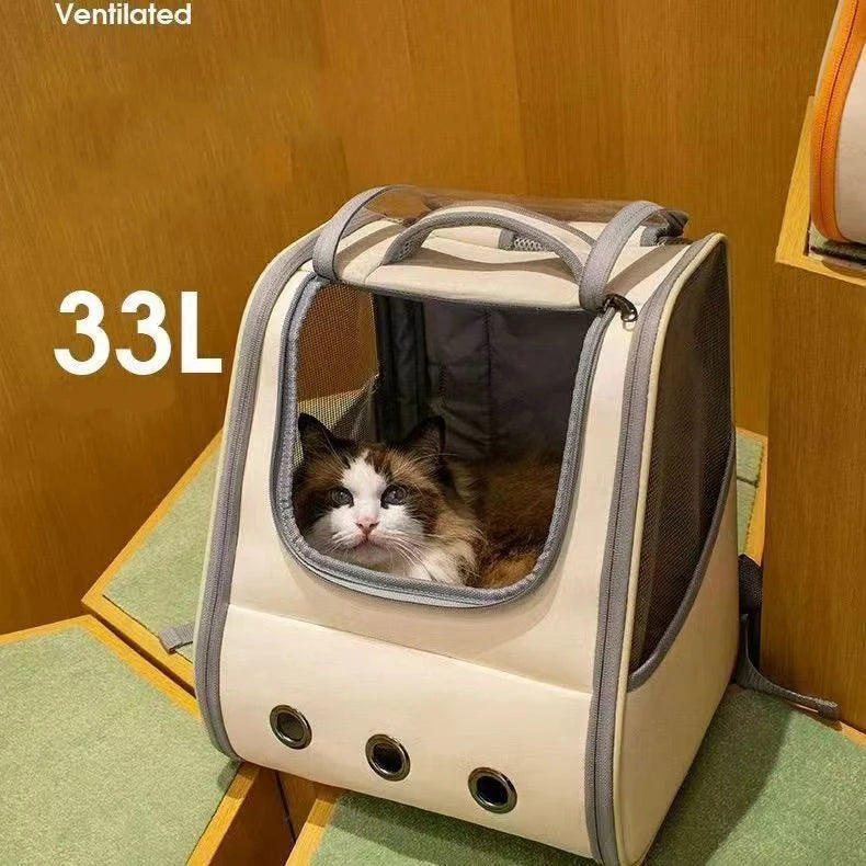 Montage montrant une femme portant un sac à dos de transport pour chat blanc et vert, et une vue rapprochée de l'ouverture supérieure zippée permettant à un chat gris de regarder à l'extérieur.
