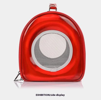 Vue latérale d'un sac de transport panoramique rouge brillant pour chat avec une large fenêtre circulaire en maille filet blanche pour une ventilation optimale et une structure rigide sécurisée.