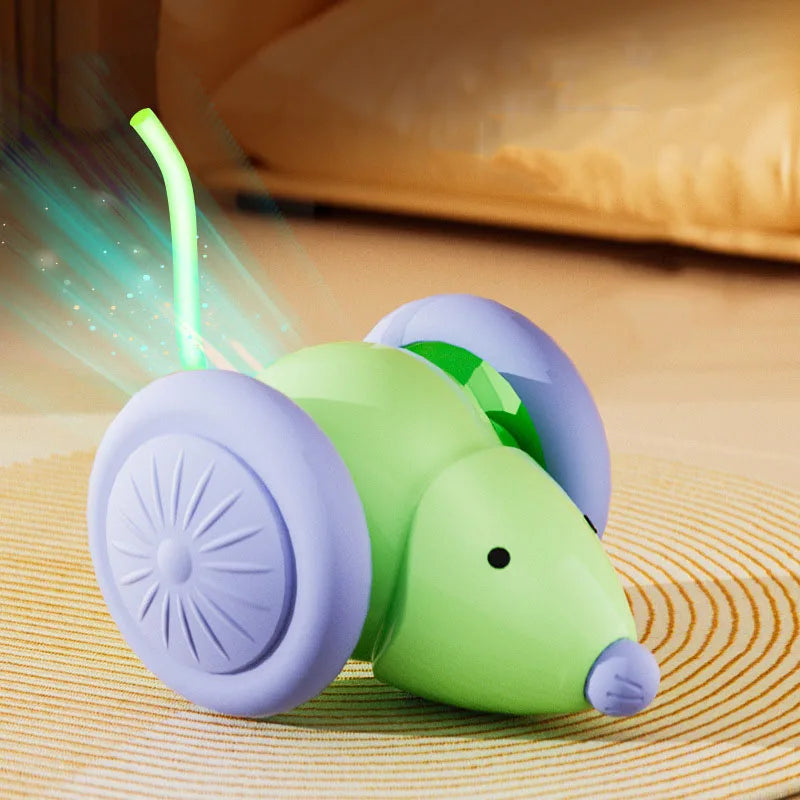 Photographie dynamique mettant en scène la souris robotique interactive de la marque Les Trésors d'Owka, illustrant un jeux pour chat à haute vitesse. L'image souligne les effets de mouvement et de lumière de ce jouet chat innovant, avec sa queue LED verte fluorescente et son corps vert menthe aux roues violettes. Le robot souris est présenté en action sur un tapis tressé, démontrant sa capacité d'accélération et son agilité multidirectionnelle pour stimuler l'instinct de chasse naturel. 