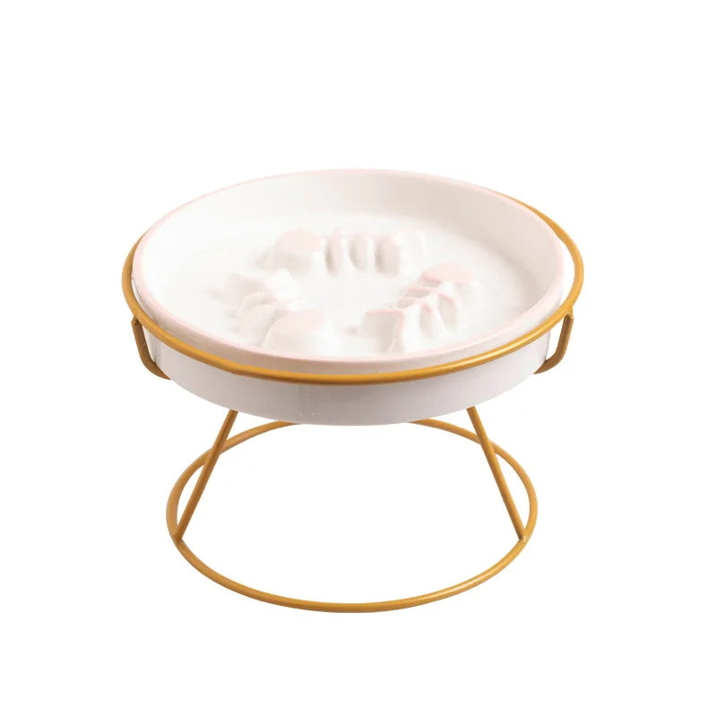 Plan rapproché montrant l'action de verser de l'eau sur une gamelle anti-glouton pour chat en céramique blanche. Le zoom met en évidence le labyrinthe intérieur en relief (arêtes de poisson), conçu comme un anti glouton chat efficace pour ralentir la prise de nourriture et améliorer la digestion. Illustration de la facilité d'entretien du design hygiénique, disponible chez Les Trésors d'Owka.