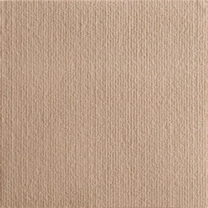 Gros plan détaillé sur la texture et le tissage vertical d'un tapis griffoir chat coloris beige naturel. L'image met en évidence la qualité des fibres de ce tapis griffoir pour chat conçu pour une discrétion totale sur vos meubles clairs. Ce tapis griffoir a chat offre une surface de griffade robuste et esthétique, idéale pour détourner l'attention de votre félin de vos canapés et textiles. La densité du matériau assure une protection longue durée et un entretien naturel des griffes sans résidus, disponible