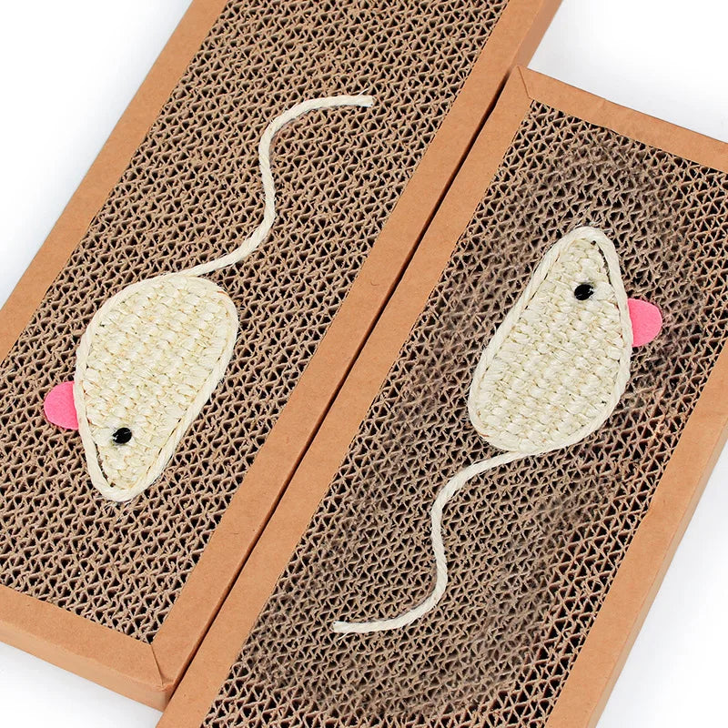 Gros plan détaillé sur deux modèles de griffoir chat horizontal montrant la texture haute densité du carton alvéolé. L'image met en évidence la qualité de fabrication de ce griffoir pour chat avec sa souris intégrée en sisal naturel et petites oreilles roses. Ce griffoir a chat est conçu pour résister aux griffades intensives tout en protégeant votre mobilier. Idéal pour stimuler l'instinct de chasse et l'entretien des griffes, ce produit Les Trésors d'Owka est à la fois écologique et durable.